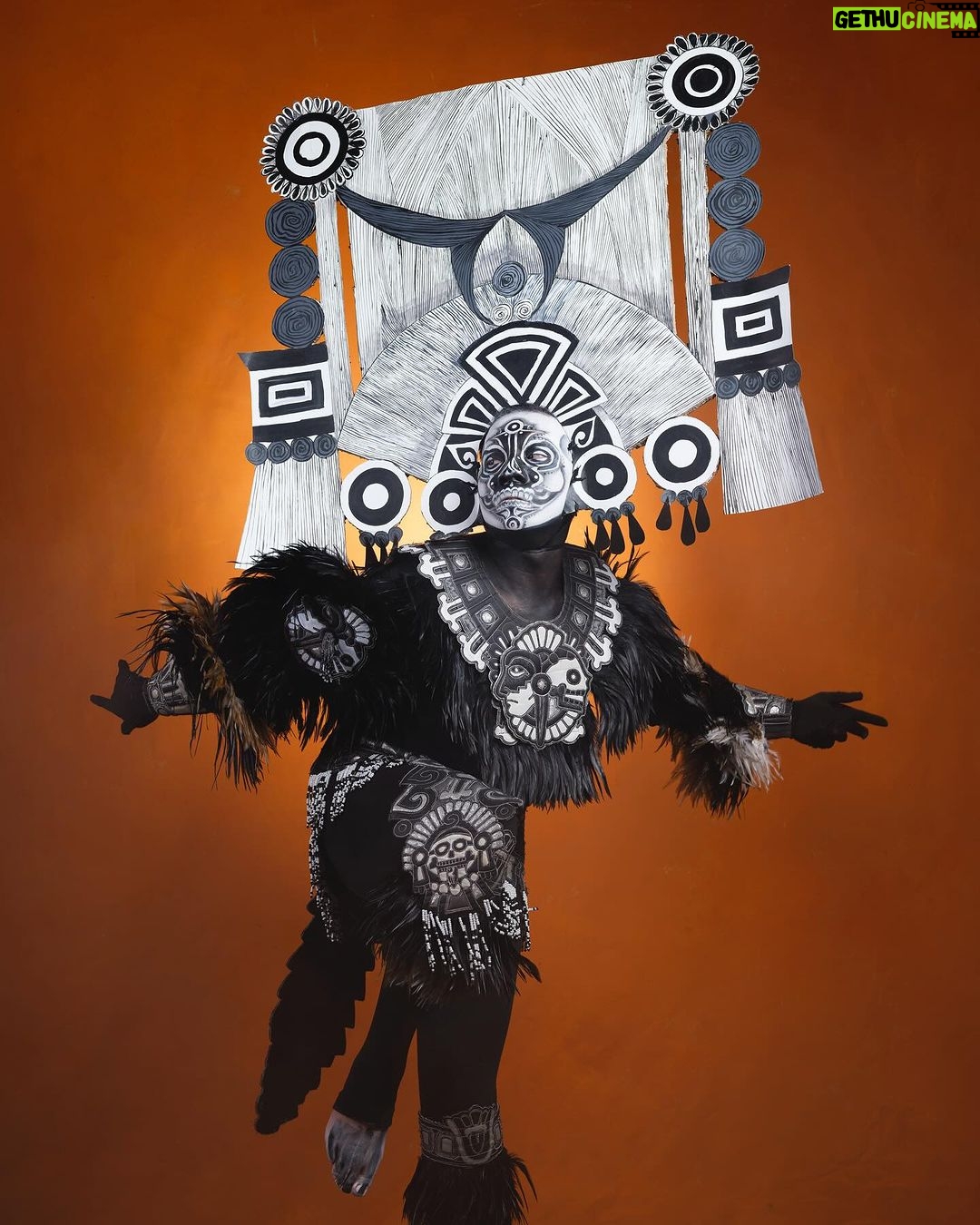 Vermelha Noir Instagram - 💀 En el antiguo panteón mexica, Mictlantecuhtli fue ampliamente venerado como el dios al que todos los seres vivos habrían de enfrentarse «cara a cara». Su reino, el Mictlán, acogía «a todos los humanos que mueren de forma natural», según documenta la Universidad Nacional Autónoma de México (UNAM). 💀 Llevo años queriendo hacer una representación de uno de los dioses favoritos de una civilización parte de LA CULTURA DE NUESTRO PAÍS Esta representación fue parte de una conferencia para Atlantic Institute donde se habló de la historia y antecedentes del drag en México y de la presencia de personas LGBTTTIQ+ en nuestros pueblos originarios. Gracias @jordi.luke por poderme permitir conectar con esta parte de mi cultura y poder mostrarlo a personxs extranjerxs y darles una probadita no solo del drag, si no también de nuestras tradiciones y costumbres. . Fotografía y dirección C @mmanzomendoza Makeup, headpiece & styling: Vermelha Asistente de vestuario @yanethta . 💄 PRODUCTOS 🔴Base: Blanco de Verónica 🖤Sombras: Cremated and Blood Sugar from @jeffreestarcosmetics ⚫Delineador y cejas @natural_girl_oficial @bodypaintbykj #fashion #drag #gay#art #makeup #lgbt #photograph #instagay #dragqueen #rpdr #rupauldragsrace #instadrag #dragrace#lgbtq #queen # #dragmakeup #instagay ##dragqueyensoyfinstagram #gayboy #dragqueenmakeup #fashion #fashiondesigner #makeupartist #style #art #localqueen #dragartist #drmx #diademuertos Tenochtitlán