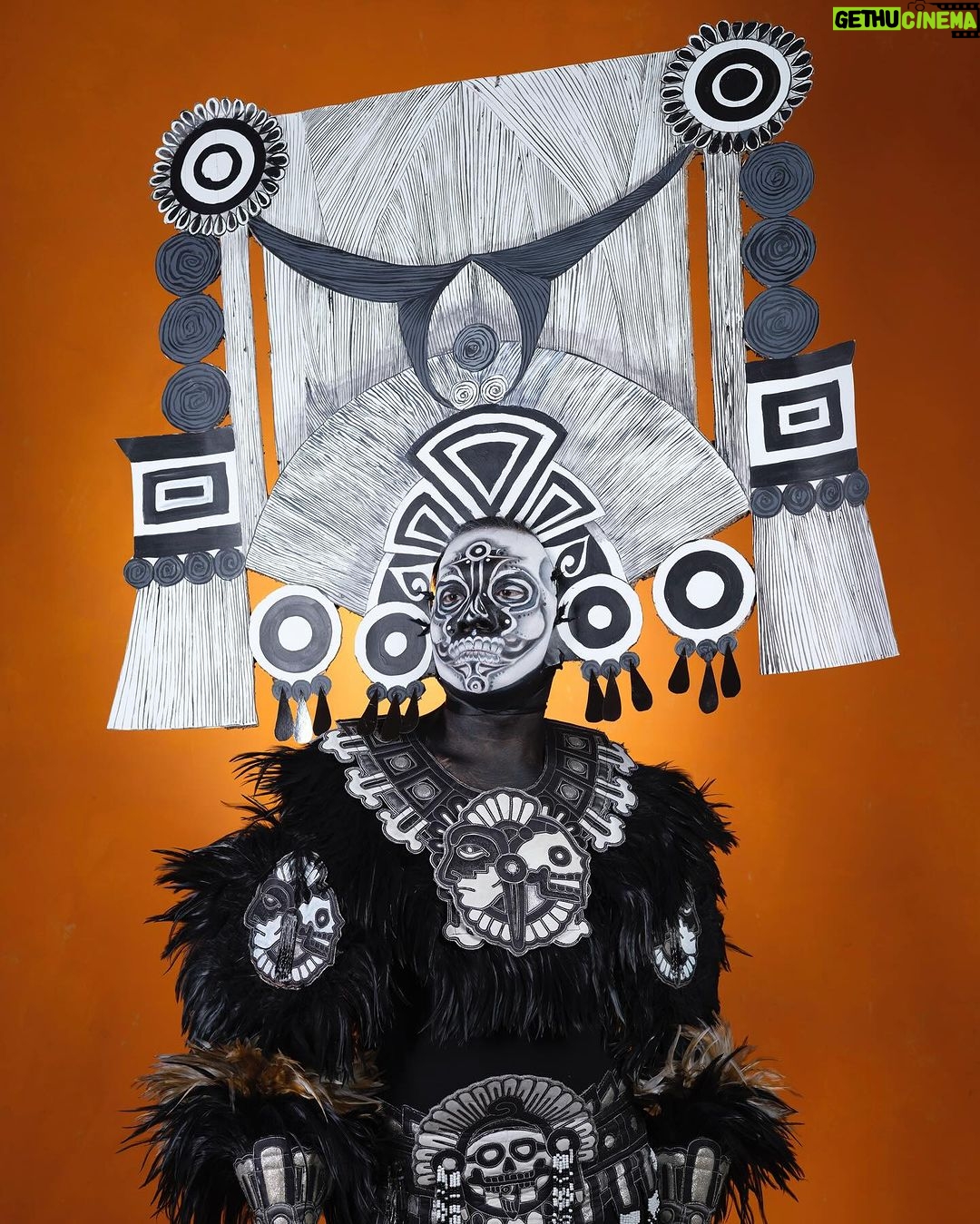 Vermelha Noir Instagram - 💀 En el antiguo panteón mexica, Mictlantecuhtli fue ampliamente venerado como el dios al que todos los seres vivos habrían de enfrentarse «cara a cara». Su reino, el Mictlán, acogía «a todos los humanos que mueren de forma natural», según documenta la Universidad Nacional Autónoma de México (UNAM). 💀 Llevo años queriendo hacer una representación de uno de los dioses favoritos de una civilización parte de LA CULTURA DE NUESTRO PAÍS Esta representación fue parte de una conferencia para Atlantic Institute donde se habló de la historia y antecedentes del drag en México y de la presencia de personas LGBTTTIQ+ en nuestros pueblos originarios. Gracias @jordi.luke por poderme permitir conectar con esta parte de mi cultura y poder mostrarlo a personxs extranjerxs y darles una probadita no solo del drag, si no también de nuestras tradiciones y costumbres. . Fotografía y dirección C @mmanzomendoza Makeup, headpiece & styling: Vermelha Asistente de vestuario @yanethta . 💄 PRODUCTOS 🔴Base: Blanco de Verónica 🖤Sombras: Cremated and Blood Sugar from @jeffreestarcosmetics ⚫Delineador y cejas @natural_girl_oficial @bodypaintbykj #fashion #drag #gay#art #makeup #lgbt #photograph #instagay #dragqueen #rpdr #rupauldragsrace #instadrag #dragrace#lgbtq #queen # #dragmakeup #instagay ##dragqueyensoyfinstagram #gayboy #dragqueenmakeup #fashion #fashiondesigner #makeupartist #style #art #localqueen #dragartist #drmx #diademuertos Tenochtitlán