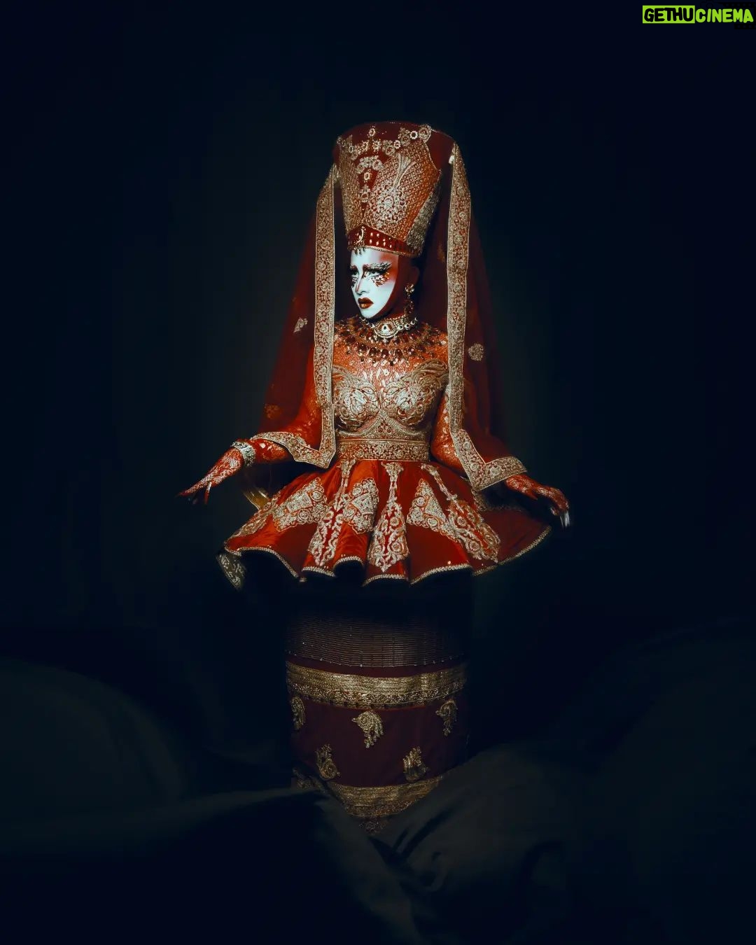 Vermelha Noir Instagram - 🕌 The beast within 🕌 For this chapter I created along with @emmanuelvictoriaatelier this look inspired by the great @madonna 's look used for the visuals of "The beast within" created by Lacroix. Cómo mi nombre literalmente significa "Roja" e inspirada por el look de Lacroix creado para Madonna, pensé en presentar mi pura esencia en este color, el look de Madonna y un aspecto cultural que más adelante les mostraré. Fotografía y dirección C @jonathanarroyo.mx Vestuario: @emmanuelvictoriaatelier Peinado: @ Nail art: @jewelry___nails Joyería: @ghelguera Makeup & styling: Vermelha Noir . 💄 PRODUCTOS 💄 ⚪Base : Corrector blanco de Verónica 👁️ Ojos y contour : @jeffreestarcosmetics ⚫Delineador y cejas @guerlain 🖤 Labios @maccosmetics_mex ⬛ Enmarcado @bodypaintbykj . #fashion #drag #gay#art #makeup #lgbt #photograph #instagay #dragqueen #rpdr #rupauldragsrace #instadrag #dragrace#lgbtq #queen # #dragmakeup #instagay ##dragqueyensoyfinstagram #gayboy #dragqueenmakeup #fashion #fashiondesigner #makeupartist #style #art #localqueen #dragartist #religion #virgin #unholy Queretaro