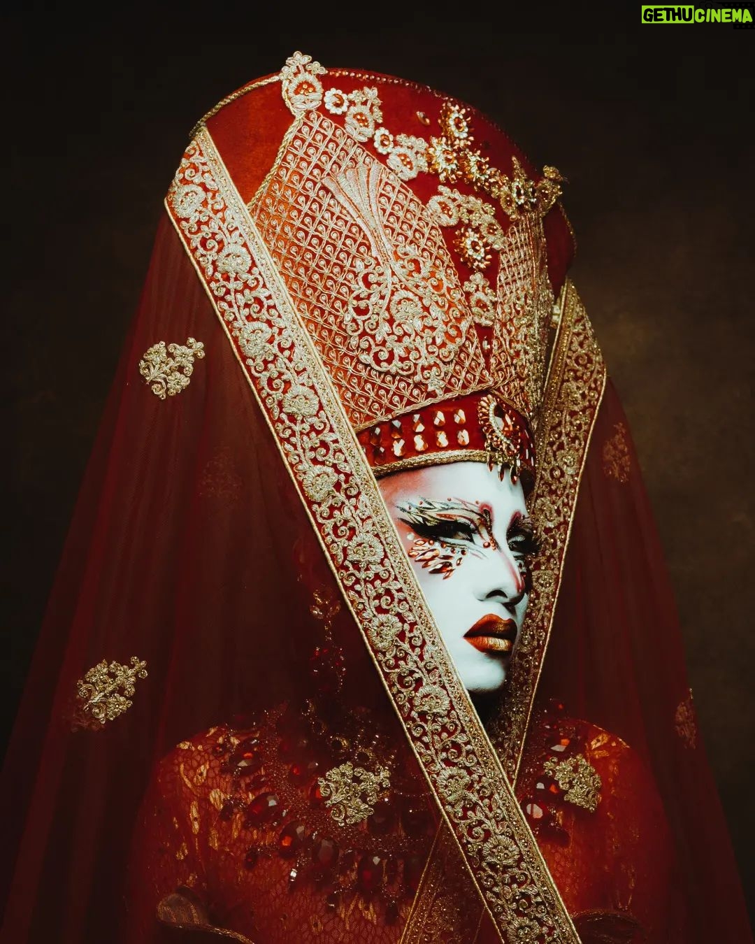 Vermelha Noir Instagram - 🕌 The beast within 🕌 For this chapter I created along with @emmanuelvictoriaatelier this look inspired by the great @madonna 's look used for the visuals of "The beast within" created by Lacroix. Cómo mi nombre literalmente significa "Roja" e inspirada por el look de Lacroix creado para Madonna, pensé en presentar mi pura esencia en este color, el look de Madonna y un aspecto cultural que más adelante les mostraré. Fotografía y dirección C @jonathanarroyo.mx Vestuario: @emmanuelvictoriaatelier Peinado: @ Nail art: @jewelry___nails Joyería: @ghelguera Makeup & styling: Vermelha Noir . 💄 PRODUCTOS 💄 ⚪Base : Corrector blanco de Verónica 👁️ Ojos y contour : @jeffreestarcosmetics ⚫Delineador y cejas @guerlain 🖤 Labios @maccosmetics_mex ⬛ Enmarcado @bodypaintbykj . #fashion #drag #gay#art #makeup #lgbt #photograph #instagay #dragqueen #rpdr #rupauldragsrace #instadrag #dragrace#lgbtq #queen # #dragmakeup #instagay ##dragqueyensoyfinstagram #gayboy #dragqueenmakeup #fashion #fashiondesigner #makeupartist #style #art #localqueen #dragartist #religion #virgin #unholy Queretaro