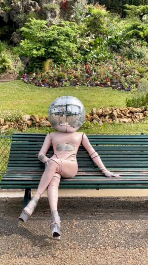 Vespi Instagram - 🪩🤖VESPI IN THE CITY 🤖🪩

———-
Tenue par @gillesasquin 
Boule par @geoffreymingot 
Miroir par moi avec l’aide de @cookie_kunty 
Vidéo @anethablack / @vic_adm / @theo_ktr 
Montage @thefrenchbeautyboy 
———-
🤖🪩🌳🎠
Petite balade de Vespidae 3000 au parc, parce qu’après tout, pourquoi pas; les femmes robot aussi on le droit de profiter des espaces verts. 

———-
🌟🪩🤖🎬
INSPIRATION TALENT SHOW 

Pour mon talent show je voulais dénoncer l’objectivation du corps de la femme dans la société. C’est un sujet qui me tiens énormément à cœur et c’était important pour moi de délivrer ce message sur la scène de @dragrace_france . Je voulais mettre en lumière sous le ton de l’humour le pouvoir qu’a le patriarcat de traiter les femmes comme des objets, et non comme des personnes. De leur dicter quoi dire, quoi faire de leurs propres corps…

Je voulais également montrer comment la société nous force à cacher nos identités queer pour se fondre dans la masse et ne pas déranger. 
C’est pour ça que cette femme qu’on objectise est recouverte d’une fausse peau à l’apparence humaine. Mais sa vraie identité est d’être cette déesse entièrement pailletée . Cette peau qu’elle arrache pour enfin pousser un cri libérateur. 

Je suis très fière d’avoir pu présenter cette performance sur le service public français. 

Même si dans l’exécution tout ne s’est pas passé comme prévus, j’ai eu de très bon retours de mes sœurs de la S2 et de la S1 qui on vécus cette performance en vrai.

Un énorme merci à mon meilleur ami @thefrenchbeautyboy qui a enregistré la voix de l’intro 
Et à ma soeur @pichecometrue pour l’avoir accompagnée avec Chad dans la création de cette performance totalement en dehors de ma zone de confort. Vous êtes les meilleurs 🥺🫶

J’espère que cette performance parlera à des jeunes, qu’elle les aidera à s’affirmer dans la vie de tout les jours, s’affranchir du regards des autres et de la société, pour réussir à vivre pleinement pour soi. 💛

Votre Vespidae 3000, édition limitée 🪩✨

————

#dragrace #dragracefrance  #rupaulsdragrace #teamvespi #teamvespiche #vespi #drag #dragqueen #rpdr