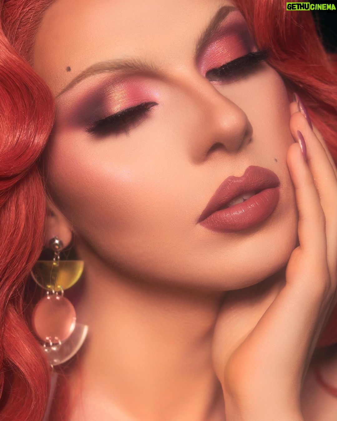 Vespi Instagram - Quel honneur d’avoir été modèle pour la campagne de la nouvelle palette de mon meilleur ami @thefrenchbeautyboy avec @adezzo_beauty et d’avoir un fard à mon nom !! Photo et maquillage par @thefrenchbeautyboy ✨ Je portes les fards « Vespi », « Trend », « Pépite » et « Spacer » Toujours avec mes ongles de @nail_barge 💅🏻 #dragmodel #drag #dragqueen #dragmakeup #dragqueen #dragqueenfrance #rupaulsdragrace #rupaulsdragrace #dragrace #french #parisianqueen #frenchdrag #queer #lgbt #localqueen #waist #corset #vespi Paris, France