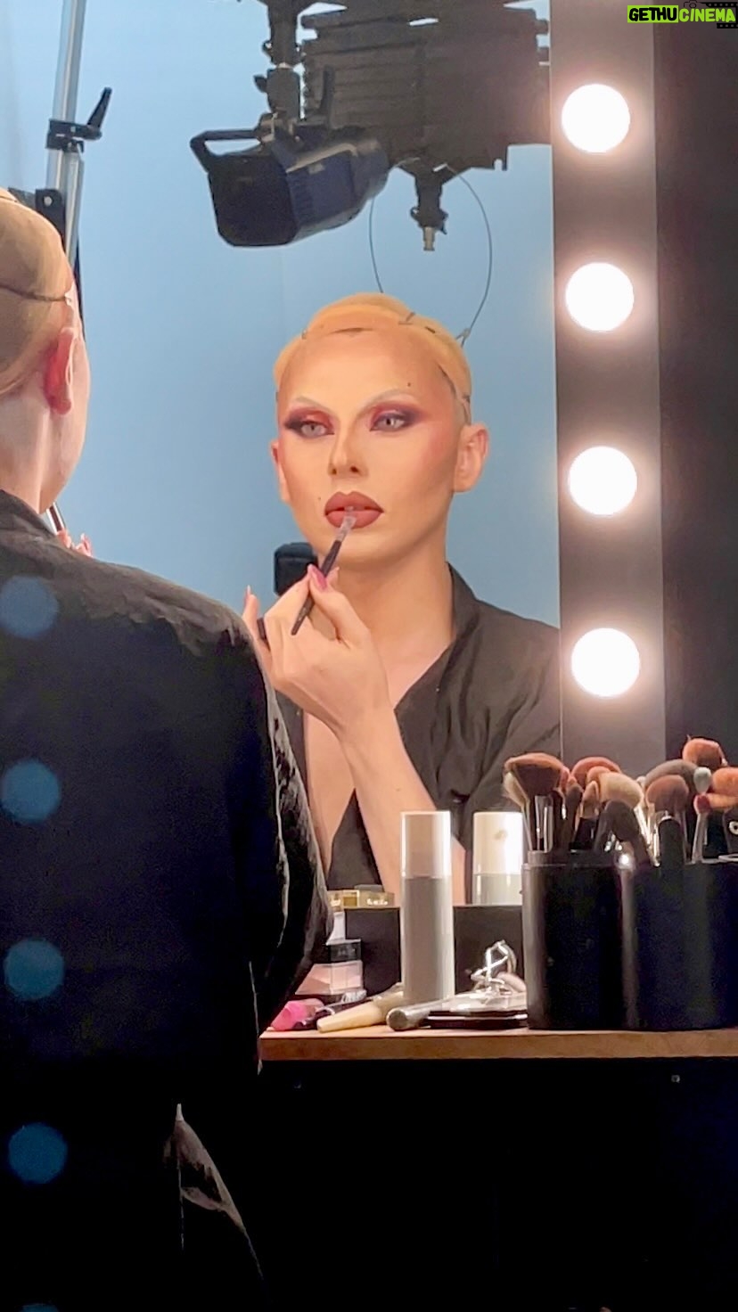 Vespi Instagram - Backstage de mon shooting avec @thefrenchbeautyboy pour la sortie de sa palette RUNWAY avec @adezzo_beauty ✨ #dragmodel #drag #dragqueen #dragmakeup #dragqueen #dragqueenfrance #rupaulsdragrace #rupaulsdragrace #dragrace #french #parisianqueen #frenchdrag #queer #lgbt #localqueen #waist #corset #vespi Paris, France