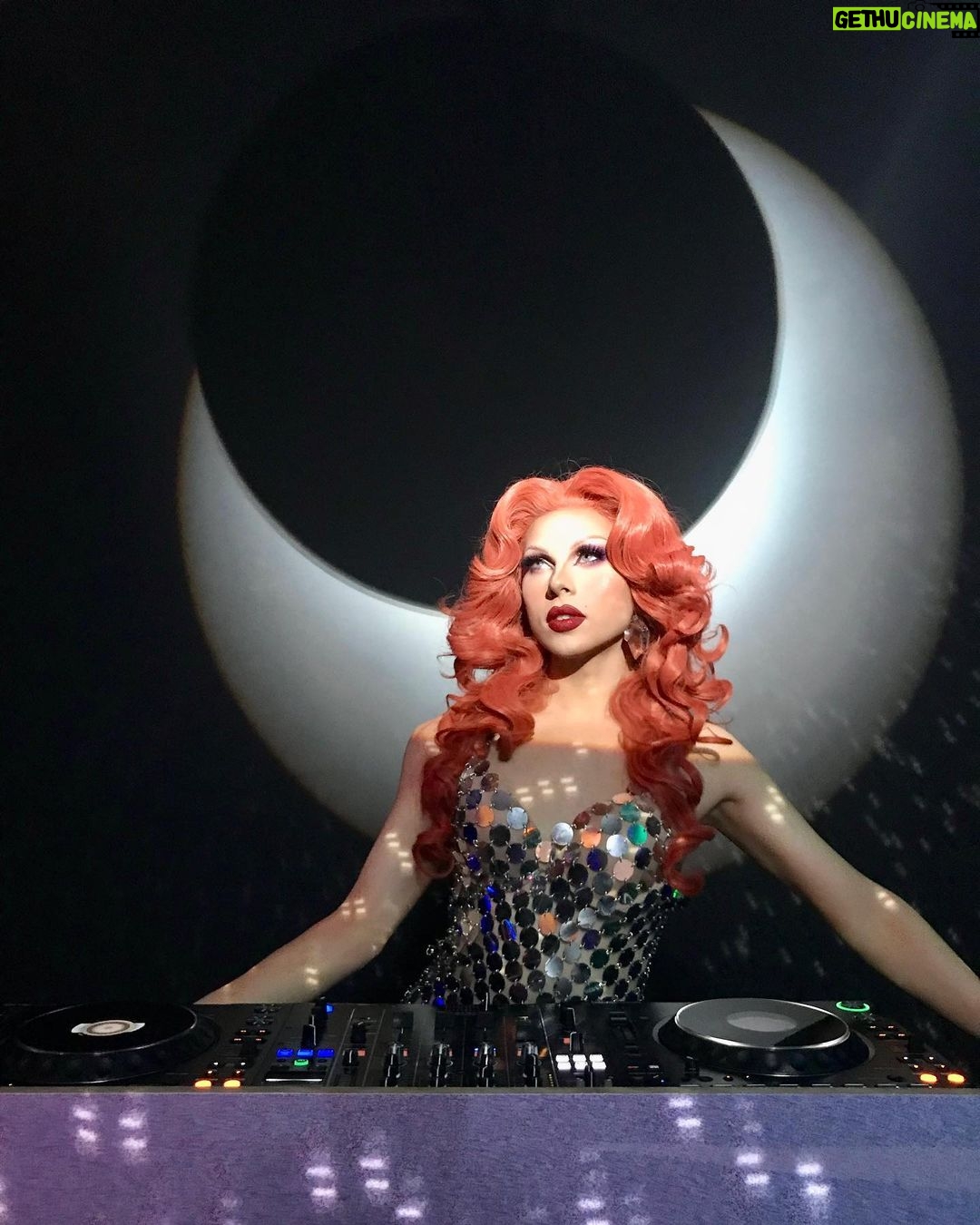 Vespi Instagram - Dj de la Lune 🌙🪩 #dragmodel #drag #dragqueen #dragmakeup #dragqueen #dragqueenfrance #rupaulsdragrace #rupaulsdragrace #dragrace #french #parisianqueen #frenchdrag #queer #lgbt #localqueen #waist #corset #vespi 104 CENTQUATRE