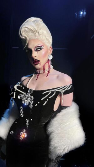 Vespi Instagram - Demakeup vs Full Makeup 🩸

Hair by @sheinaratanjabi 🤌🏻
Dress by @_rivolie_ 🤍

——
#dragrace #dragracefrance  #rupaulsdragrace #teamvespi #teamvespiche #vespi #drag #dragqueen #rpdr #halloween #scarymakeup
