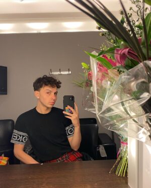 Vespi Instagram - « Nous, on as rien vu passer; rien vu se déchirer pas même… » ma robe 🫠
——
📸 @hedi.photos 
🖌️ @thefrenchbeautyboy 
💇‍♀️ @wigbys 
✂️ me 
Assist @gaia.imperial sachen.__
Strass Inspo @ellis_atlantis 
——

Oui j’ai arraché ma robe, 
Oui elle était en train de se casser 
Oui elle m’as coupé la cuisse et le ventre 
Oui je m’en suis rendus compte que longtemps après en backstage 
Oui j’ai taché de sang ma robe et celle de @cookie_kunty 
Oui j’ai récupéré chaque morceaux brisés 
Oui quand j’ai finis la robe ( 6eme photo, ma boule disco n’étaie pas encore finis) 
Oui avec Cookie on s’est couchés à 3h pour la finir 
Oui la dernière photo date du lendemain quand j’ai fait mes valises 🥲
Oui mon anniversaire est dans 12 jours
Oui ça n’as aucun rapport mais 
Oui j’en ai rien à faire c’est ma description 
——-

Yes I ripped off my dress,
Yes she was already breaking
Yes she cuts my thigh and belly
Yes I only realized it long after backstage
Yes I stained my dress and @cookie_kunty 's with blood
Yes I collected every broken piece
Yes when I finished the dress (6th photo, my disco ball was not finished yet)
Yes with Cookie we slept at 3 a.m. to finish it
Yes the last photo is from the next day when I packed my bags 🥲
Yes my birthday is in 12 days
Yeah it's unrelated but
Yeah I don't care that's my description

——

#dragrace #dragracefrance  #rupaulsdragrace #teamvespi #teamvespiche #vespi #drag #dragqueen #rpdr