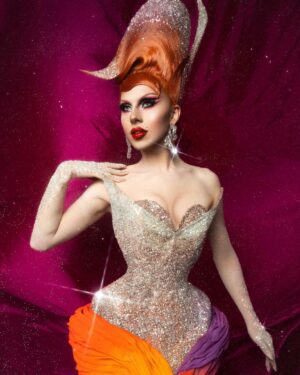 Vespi Instagram - DRAGNIFIQUE 🧡🩷💜

Dress and hair @anethablack 
Picture @atelier_flipeau & @thefrenchbeautyboy 

—-
Et voici mon dernier look pour @dragrace 🥲 aka la robe parapluie aka l’égérie @instagram 
Pour cette dernière tenue j’ai décidé que le confort était pour les laides et donc de partir sur une robe rigide, ultra cintrée à la taille et aux chevilles, très lourde,… mais incroyable non ? 
@anethablack est simplement une magicienne pour avoir réussis à créer cette sublimissime pièce et la perruque qui va avec 😮‍💨🤌🏻

@thefrenchbeautyboy et @atelier_flipeau on collaborés pour réaliser ces superbes photos dont je suis très très fan 😍

Voilà, une page ce tourne mais demain commence la tournée @dragrace_francelive et je n’ai que HÂTE de partager ça avec vous 🥺🫶

#dragrace #dragracefrance  #rupaulsdragrace #teamvespi #teamvespiche #vespi #drag #dragqueen #rpdr
