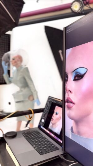 Vespi Instagram - 🛸💎Backstage Futuristic Chic 💎🛸

Un énorme merci à toute la team dernière la réalisation de ce shooting 🥺🫶

Tenue @anethablack / @monsieurmax_ 
Photo et retouche @thefrenchbeautyboy @cyrilpulizzi.photographe 
Création 3D @cwcn_design 
Pose faux crâne @thomykmakeup 
Matière @nona_source 
Boucle d’oreille par moi 

——-
#dragrace #dragracefrance  #rupaulsdragrace #teamvespi #teamvespiche #vespi #drag #dragqueen #rpdr