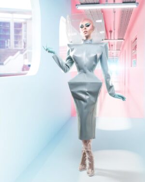 Vespi Instagram - 🤖💎 FUTURISTIC CHIC 💎🤖
——
Tenue @anethablack / @monsieurmax_ 
Photo et retouche @thefrenchbeautyboy @cyrilpulizzi.photographe 
Création 3D @cwcn_design 
Pose faux crâne @thomykmakeup 
Matière @nona_source 
Casque par @capu_dmlhn 
Boucle d’oreille par moi 

——-
Pour ce défilé j’ai travaillé avec @anethablack sur le concept d’une combinaison auto-suffisante dans un futur où l’eau et l’air ne serait pas accessible à tous.tes et que chaque être humain aurais besoin d’avoir sur lui son propre air et sa propre eau pour subsister. 

Cette robe aux lignes extrêmes et géométriques en jersey enduit protège donc la peau, contient des poches d’eau dans les hanches, un casque pour l’oxygène et donne une silhouette i-conique parce que même dans le futur on veut être snatched ! 

Évidemment référence à Barbie dans la colorimétrie et pour pousser le concept futuriste encore plus loin Chad et Cyril on travaillés avec @cwcn_design pour créer entièrement un décor à l’aide de logiciels 3D.

Merci encore à @thomykmakeup pour l’installation du faux crâne ! 

——- For this runway I worked with @anethablack on the concept of a self-sufficient wetsuit in a future where water and air would not be accessible to all and that every human being would need to have on hand. him his own air and his own water to subsist. 

This dress with extreme and geometric lines in coated jersey therefore protects the skin, contains pockets of water in the hips, a helmet for oxygen and gives an i-conical silhouette because even in the future we want to be snatched! 
Obviously a reference to Barbie in the colorimetry and to push the futuristic concept even further Chad and Cyril worked with @cwcn_design to create a set entirely using 3D software. 
Thanks again to @thomykmakeup for the installation of the fake skull!

——

#dragrace #dragracefrance  #rupaulsdragrace #teamvespi #teamvespiche #vespi #drag #dragqueen #rpdr