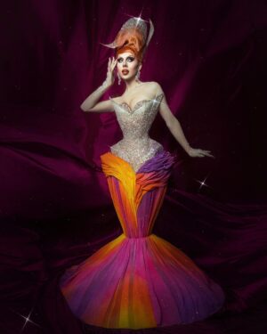 Vespi Instagram - DRAGNIFIQUE 🧡🩷💜

Dress and hair @anethablack 
Picture @atelier_flipeau & @thefrenchbeautyboy 

—-
Et voici mon dernier look pour @dragrace 🥲 aka la robe parapluie aka l’égérie @instagram 
Pour cette dernière tenue j’ai décidé que le confort était pour les laides et donc de partir sur une robe rigide, ultra cintrée à la taille et aux chevilles, très lourde,… mais incroyable non ? 
@anethablack est simplement une magicienne pour avoir réussis à créer cette sublimissime pièce et la perruque qui va avec 😮‍💨🤌🏻

@thefrenchbeautyboy et @atelier_flipeau on collaborés pour réaliser ces superbes photos dont je suis très très fan 😍

Voilà, une page ce tourne mais demain commence la tournée @dragrace_francelive et je n’ai que HÂTE de partager ça avec vous 🥺🫶

#dragrace #dragracefrance  #rupaulsdragrace #teamvespi #teamvespiche #vespi #drag #dragqueen #rpdr