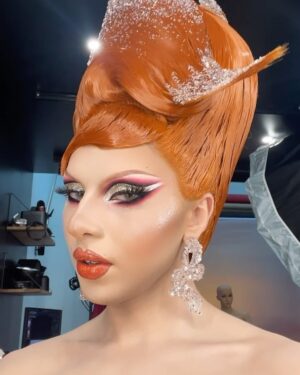 Vespi Instagram - DRAGNIFIQUE 🧡🩷💜

Dress and hair @anethablack 
Picture @atelier_flipeau & @thefrenchbeautyboy 

—-
Et voici mon dernier look pour @dragrace 🥲 aka la robe parapluie aka l’égérie @instagram 
Pour cette dernière tenue j’ai décidé que le confort était pour les laides et donc de partir sur une robe rigide, ultra cintrée à la taille et aux chevilles, très lourde,… mais incroyable non ? 
@anethablack est simplement une magicienne pour avoir réussis à créer cette sublimissime pièce et la perruque qui va avec 😮‍💨🤌🏻

@thefrenchbeautyboy et @atelier_flipeau on collaborés pour réaliser ces superbes photos dont je suis très très fan 😍

Voilà, une page ce tourne mais demain commence la tournée @dragrace_francelive et je n’ai que HÂTE de partager ça avec vous 🥺🫶

#dragrace #dragracefrance  #rupaulsdragrace #teamvespi #teamvespiche #vespi #drag #dragqueen #rpdr