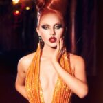Vespi Instagram - ✨BRILLEZ POUR NOUS ✨ (from the back) —— 📸 @thefrenchbeautyboy 💇‍♀️ @anethablack 🪡 @anethablack / @monsieurmax_ 💅🏻 @mel_on_the_nails ——- Et voici l’arrière de la sublime robe réalisée par @anethablack / @monsieurmax_ qui me tiens énormément à cœur premièrement parce que mélanger des références mode et cinématographique (comme ici Schiaparelli et Mireille Darc en Guy Laroche) c’est tout ce que j’aime dans le drag. Mais surtout parce que cette robe est l’apogée même de l’acceptation de mon corps grâce au drag. J’ai longtemps eu du mal à aimé mon corps tél qu’il était ayant eu une forte surcharge pondérale dans mon enfance, j’étais le petit garçon gros, intello et efféminé du collège. Les enfants autour de moi m’on fait détester mon corps et quand plus tard ma silhouette s’est affinée j’ai toujours gardé en tête les insultes et l’image que j’avais de mon corps. Et c’est grâce au drag que j’ai appris à aimé mon corps, au début grâce à des artifices (corsets, talons, fausses hanches) j’ai appris à aimé ma silhouette en drag et ensuite je me suis rendus compte que ce corps que j’aimais sur scène c’était le miens, celui de Ian avant d’être celui de Vespi. Grace à cette acceptation j’ai appris à montrer un peu plus de ma peau et à trouver ça beau. Moi qui était très pudique de part mon manque de confiance en moi, j’ai appris à aimé mon corps sans artifices. Et c’est exactement ce que cette robe représente, aucun corset, fausses fesses au seins. Juste mon corps drapé de lumière. Alors pour ça merci encore Max 🥹💛 Je sais c’est long mais je voulais aussi remercier mon meilleur ami @thefrenchbeautyboy qui depuis le début de cette compétition mais aussi de notre amitié me fait tout ces clichés sublimes avec toujours des concepts innovants. Et c’est seulement la face visible de l’iceberg que vous voyez 🥺🫶 Un ÉNORME merci au @theatredesvarietes , à @marczaffuto et @manonsavary qui m’on permis de shooter dans ce lieu incroyable. —— #dragrace #dragracefrance #rupaulsdragrace #teamvespi #teamvespiche #vespi #drag #dragqueen #rpdr Théâtre des Variétés