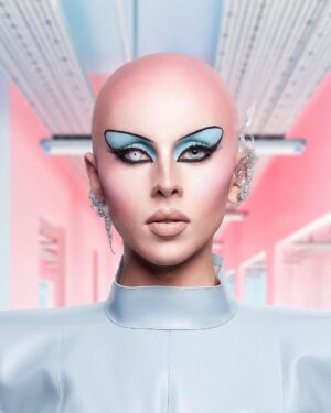 Vespi Instagram - 👽 CHAUVEMENT BELLE 👽
——
Tenue @anethablack / @monsieurmax_ 
Photo et retouche @thefrenchbeautyboy @cyrilpulizzi.photographe 
Création 3D @cwcn_design 
Pose faux crâne @thomykmakeup 
Matière @nona_source 
Lentilles @ttd_eye 
Boucle d’oreille par moi 

——-
Pour ce défilé j’ai travaillé avec @anethablack sur le concept d’une combinaison auto-suffisante dans un futur où l’eau et l’air ne serait pas accessible à tous.tes et que chaque être humain aurais besoin d’avoir sur lui son propre air et sa propre eau pour subsister. 

Cette robe aux lignes extrêmes et géométriques en jersey enduit protège donc la peau, contient des poches d’eau dans les hanches, un casque pour l’oxygène et donne une silhouette i-conique parce que même dans le futur on veut être snatched ! 

Évidemment référence à Barbie dans la colorimétrie et pour pousser le concept futuriste encore plus loin Chad et Cyril on travaillés avec @cwcn_design pour créer entièrement un décor à l’aide de logiciels 3D.

Merci encore à @thomykmakeup 
Pour la pose du faux crâne 🥺
——-

#dragrace #dragracefrance  #rupaulsdragrace #teamvespi #teamvespiche #vespi #drag #dragqueen #rpdr