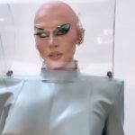 Vespi Instagram - 🤖💎 FUTURISTIC CHIC 💎🤖 —— Tenue @anethablack / @monsieurmax_ Photo et retouche @thefrenchbeautyboy @cyrilpulizzi.photographe Création 3D @cwcn_design Pose faux crâne @thomykmakeup Matière @nona_source Casque par @capu_dmlhn Boucle d’oreille par moi ——- Pour ce défilé j’ai travaillé avec @anethablack sur le concept d’une combinaison auto-suffisante dans un futur où l’eau et l’air ne serait pas accessible à tous.tes et que chaque être humain aurais besoin d’avoir sur lui son propre air et sa propre eau pour subsister. Cette robe aux lignes extrêmes et géométriques en jersey enduit protège donc la peau, contient des poches d’eau dans les hanches, un casque pour l’oxygène et donne une silhouette i-conique parce que même dans le futur on veut être snatched ! Évidemment référence à Barbie dans la colorimétrie et pour pousser le concept futuriste encore plus loin Chad et Cyril on travaillés avec @cwcn_design pour créer entièrement un décor à l’aide de logiciels 3D. Merci encore à @thomykmakeup pour l’installation du faux crâne ! ——- For this runway I worked with @anethablack on the concept of a self-sufficient wetsuit in a future where water and air would not be accessible to all and that every human being would need to have on hand. him his own air and his own water to subsist. This dress with extreme and geometric lines in coated jersey therefore protects the skin, contains pockets of water in the hips, a helmet for oxygen and gives an i-conical silhouette because even in the future we want to be snatched! Obviously a reference to Barbie in the colorimetry and to push the futuristic concept even further Chad and Cyril worked with @cwcn_design to create a set entirely using 3D software. Thanks again to @thomykmakeup for the installation of the fake skull! —— #dragrace #dragracefrance #rupaulsdragrace #teamvespi #teamvespiche #vespi #drag #dragqueen #rpdr Futur