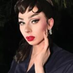 Vespi Instagram - 🎥HÉROÏNE DU PASSÉ 🎥 —- 📸 @thefrenchbeautyboy 💇‍♀️ @sheinaratanjabi 🪡 @_rivolie_ —— Quand j’ai eu le thème de ce défilé, j’ai immédiatement su qui l’allais incarné. Le drag est pour moi le moyen de rendre hommage aux femmes qui m’on toujours inspiré, et la première d’entres elles n’est autre que Audrey Hepburn. J’ai été fascinée par son élégance, sa simplicité et sa pudeur. Et elle a été une de mes premières inspirations lorsque j’ai commencé le drag et que je cherchais mon esthétique. C’est donc tout naturellement que j’ai eu l’idée de réinterpréter son look iconique d’entrée dans le film Breakfast at Tiffany’s. Entre en scène la deuxième héroïne du passé a qui j’ai voulus rendre hommage dans cette tenue qui est l’incroyable Sofia Loren, icône de la sensualité, de la femme forte et libre que j’idolâtre 🤍 D’ailleurs si vous remonter un peu plus loin sur mon feed vous verrez un shooting inspiré d’elle ✨ Merci encore à Sheinara pour cette perruque incroyable qui défie les lois de la gravité 😮‍💨 Et Rivolie pour cette sublime robe corset qui me donne cette silhouette digne d’un dessin de mode 🤌🏻 ——— #dragrace #dragracefrance #rupaulsdragrace #teamvespi #teamvespiche #vespi #drag #dragqueen #rpdr Tiffany & Co.