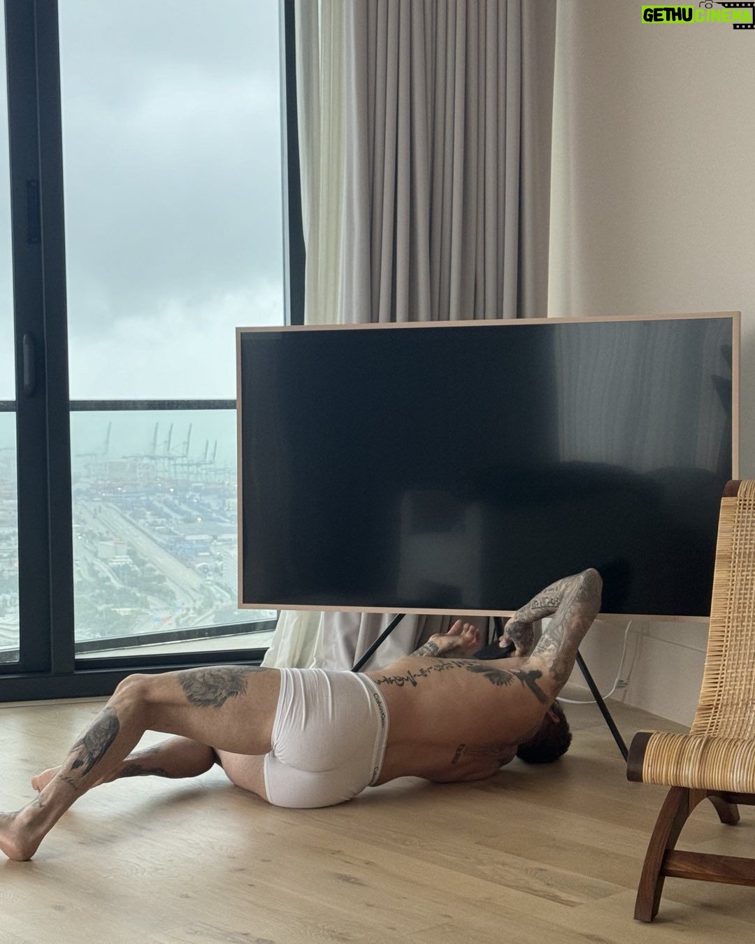 Victoria Beckham - 1.5 Million Likes - Electrician came to fix the TV…..You’re welcome! 😂 @davidbeckham