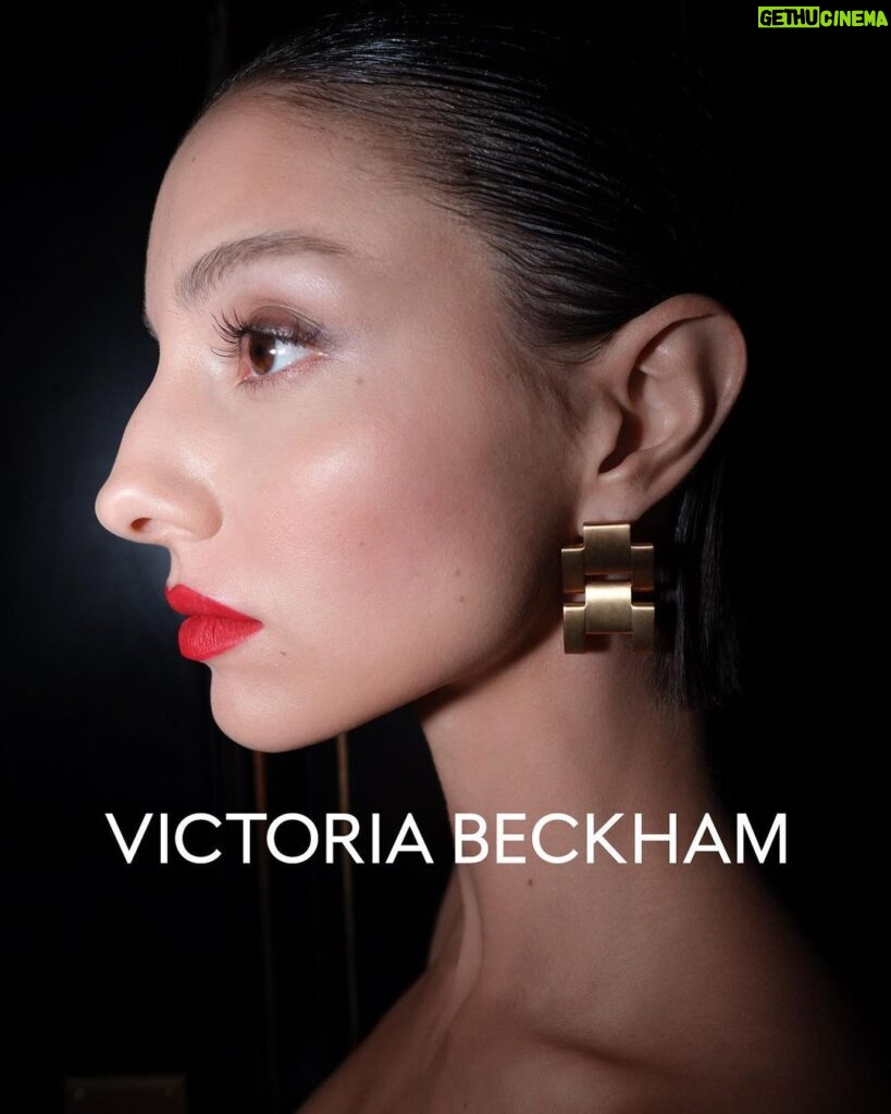 Victoria Beckham Instagram - The iconic jumbo chain reimagined in polished gold earrings, beautifully crafted in Italy. Discover #VBHoliday now at VictoriaBeckham.com and at 36 Dover Street.