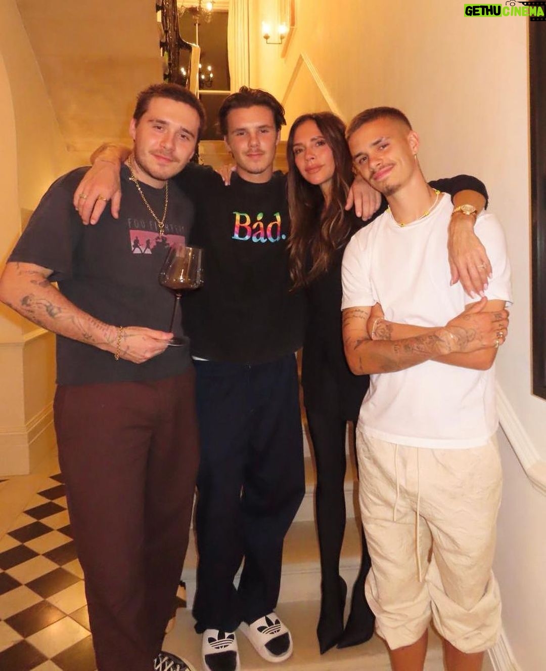 Victoria Beckham - 605.9K Likes - Night in with the kids!!! We miss u @DavidBeckham… @CruzBeckham @BrooklynPeltzBeckham @RomeoBeckham #HarperSeven @NicolaannePeltzBeckham @MimiMoocher xx