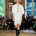 Victoria Beckham Instagram - VICTORIA BECKHAM SPRING SUMMER 2024 LOOK 1 PARIS Styling: @Jane_How Casting: @Piergiorgio @DMCasting Hair: @AnthonyTurnerHair Hair tools and Products: @WellaHair @GHDHair Make-Up: @FaraHomidi Makeup Looks: @VictoriaBeckhamBeauty Nails: @AlexandraJanowski Music: @MichelGaubert @Chamberlainsteps Production: @BureauBetak Video and Live Stream: Bureau Future #VBSS24