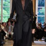Victoria Beckham Instagram - VICTORIA BECKHAM SPRING SUMMER 2024 LOOK 39 PARIS Styling: @Jane_How Casting: @Piergiorgio @DMCasting Hair: @AnthonyTurnerHair Hair tools and Products: @WellaHair @GHDHair Make-Up: @FaraHomidi Makeup Looks: @VictoriaBeckhamBeauty Nails: @AlexandraJanowski Music: @MichelGaubert @Chamberlainsteps Production: @BureauBetak Video and Live Stream: Bureau Future #VBSS24