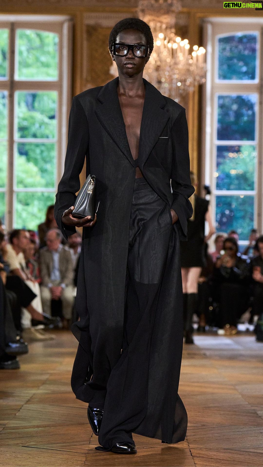 Victoria Beckham Instagram - VICTORIA BECKHAM SPRING SUMMER 2024 LOOK 39 PARIS Styling: @Jane_How Casting: @Piergiorgio @DMCasting Hair: @AnthonyTurnerHair Hair tools and Products: @WellaHair @GHDHair Make-Up: @FaraHomidi Makeup Looks: @VictoriaBeckhamBeauty Nails: @AlexandraJanowski Music: @MichelGaubert @Chamberlainsteps Production: @BureauBetak Video and Live Stream: Bureau Future #VBSS24