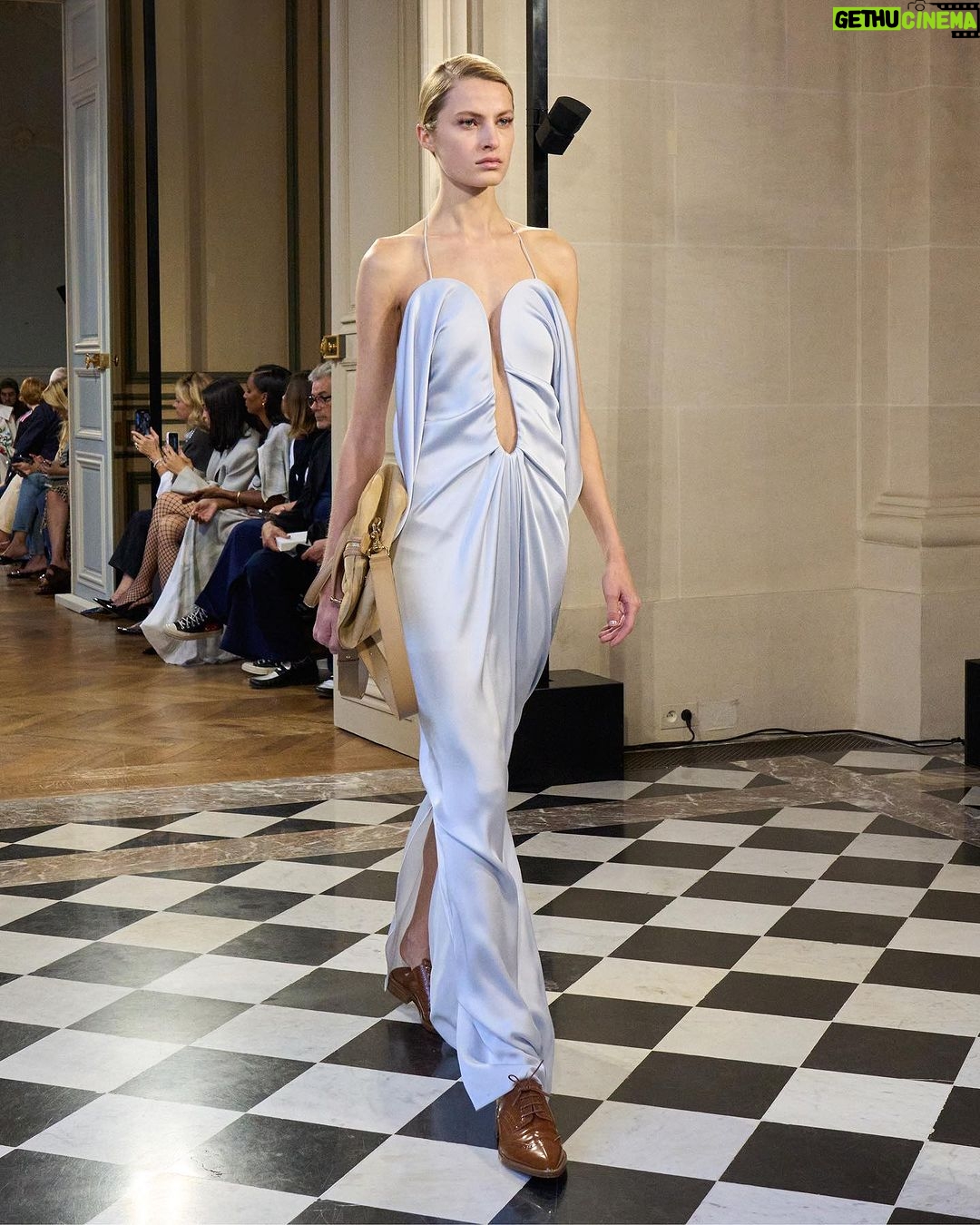 Victoria Beckham Instagram - VICTORIA BECKHAM SPRING SUMMER 2024 LOOK 30 PARIS Styling: @Jane_How Casting: @Piergiorgio @DMCasting Hair: @AnthonyTurnerHair Hair tools and Products: @WellaHair @GHDHair Make-Up: @FaraHomidi Makeup Looks: @VictoriaBeckhamBeauty Nails: @AlexandraJanowski Music: @MichelGaubert @Chamberlainsteps Production: @BureauBetak Video and Live Stream: Bureau Future #VBSS24