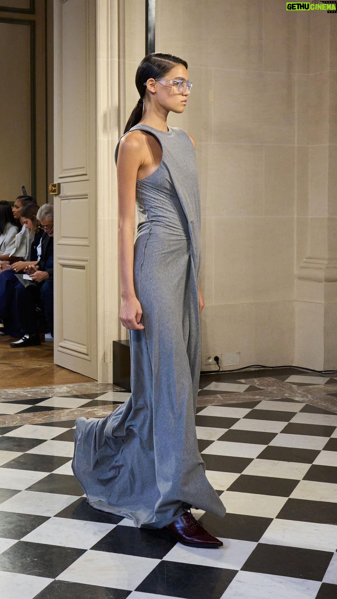 Victoria Beckham Instagram - VICTORIA BECKHAM SPRING SUMMER 2024 LOOK 4 PARIS Styling: @Jane_How Casting: @Piergiorgio @DMCasting Hair: @AnthonyTurnerHair Hair tools and Products: @WellaHair @GHDHair Make-Up: @FaraHomidi Makeup Looks: @VictoriaBeckhamBeauty Nails: @AlexandraJanowski Music: @MichelGaubert @Chamberlainsteps Production: @BureauBetak Video and Live Stream: Bureau Future #VBSS24