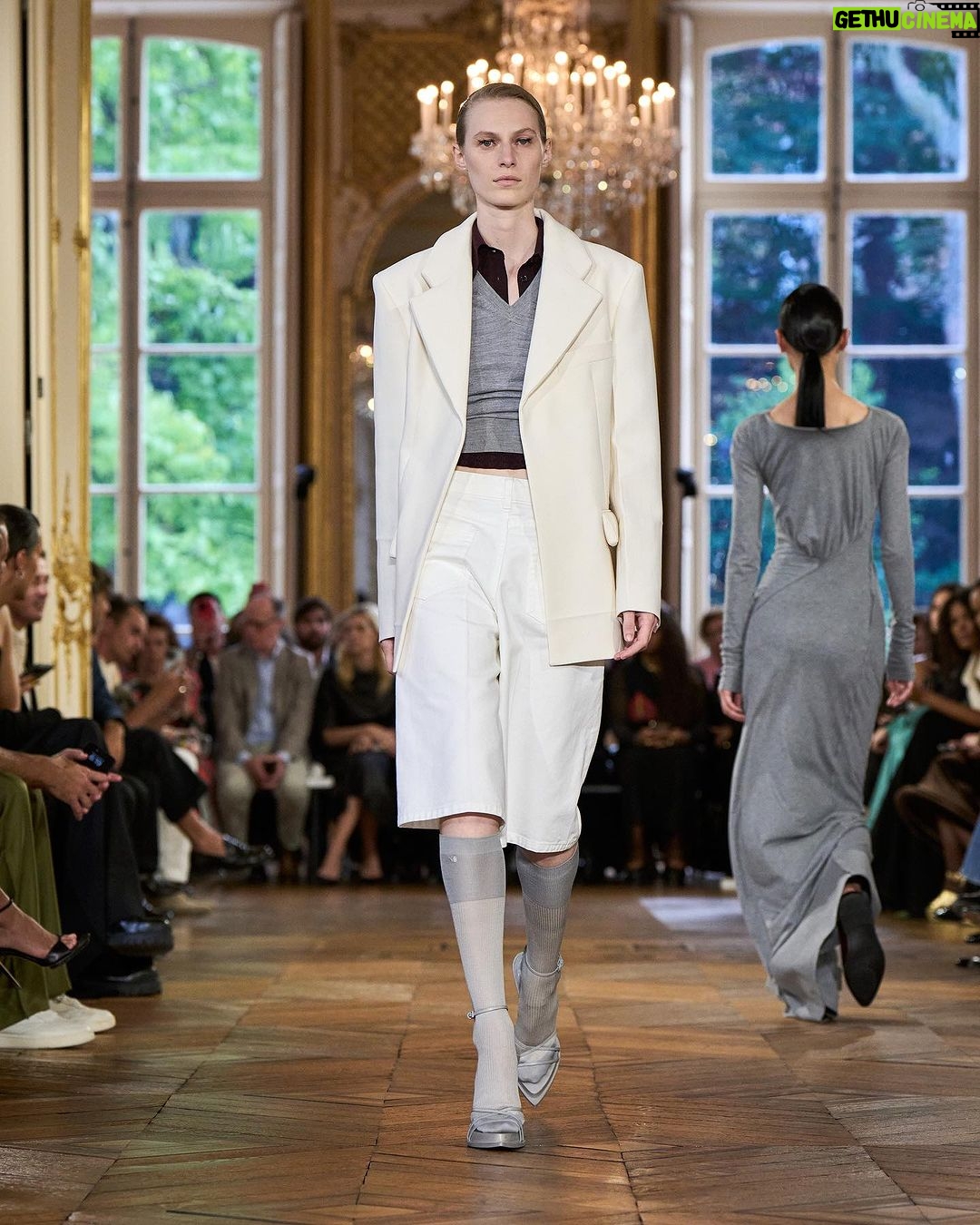 Victoria Beckham Instagram - VICTORIA BECKHAM SPRING SUMMER 2024 LOOK 7 PARIS Styling: @Jane_How Casting: @Piergiorgio @DMCasting Hair: @AnthonyTurnerHair Hair tools and Products: @WellaHair @GHDHair Make-Up: @FaraHomidi Makeup Looks: @VictoriaBeckhamBeauty Nails: @AlexandraJanowski Music: @MichelGaubert @Chamberlainsteps Production: @BureauBetak Video and Live Stream: Bureau Future #VBSS24