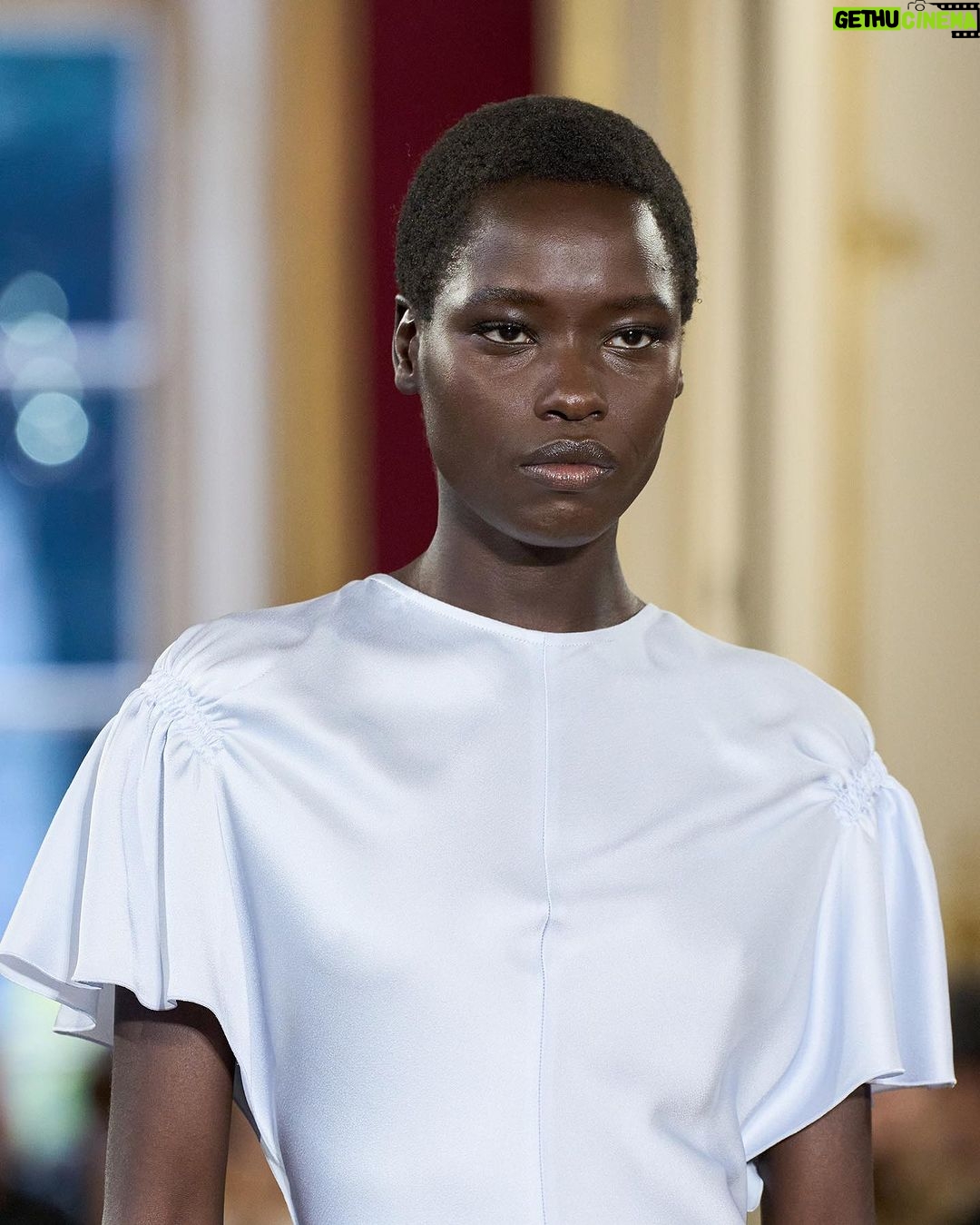 Victoria Beckham Instagram - VICTORIA BECKHAM SPRING SUMMER 2024 #VBSS24 DETAILS @AnokYai @Vanessa.Pompucci @VictoriaFawole_ Styling: @Jane_How Casting: @Piergiorgio @DMCasting Hair: @AnthonyTurnerHair Hair tools and Products: @WellaHair @GHDHair Make-Up: @FaraHomidi Makeup Looks: @VictoriaBeckhamBeauty Nails: @AlexandraJanowski Music: @MichelGaubert @Chamberlainsteps Production: @BureauBetak Video and Live Stream: @BureauFuture #VBSS24
