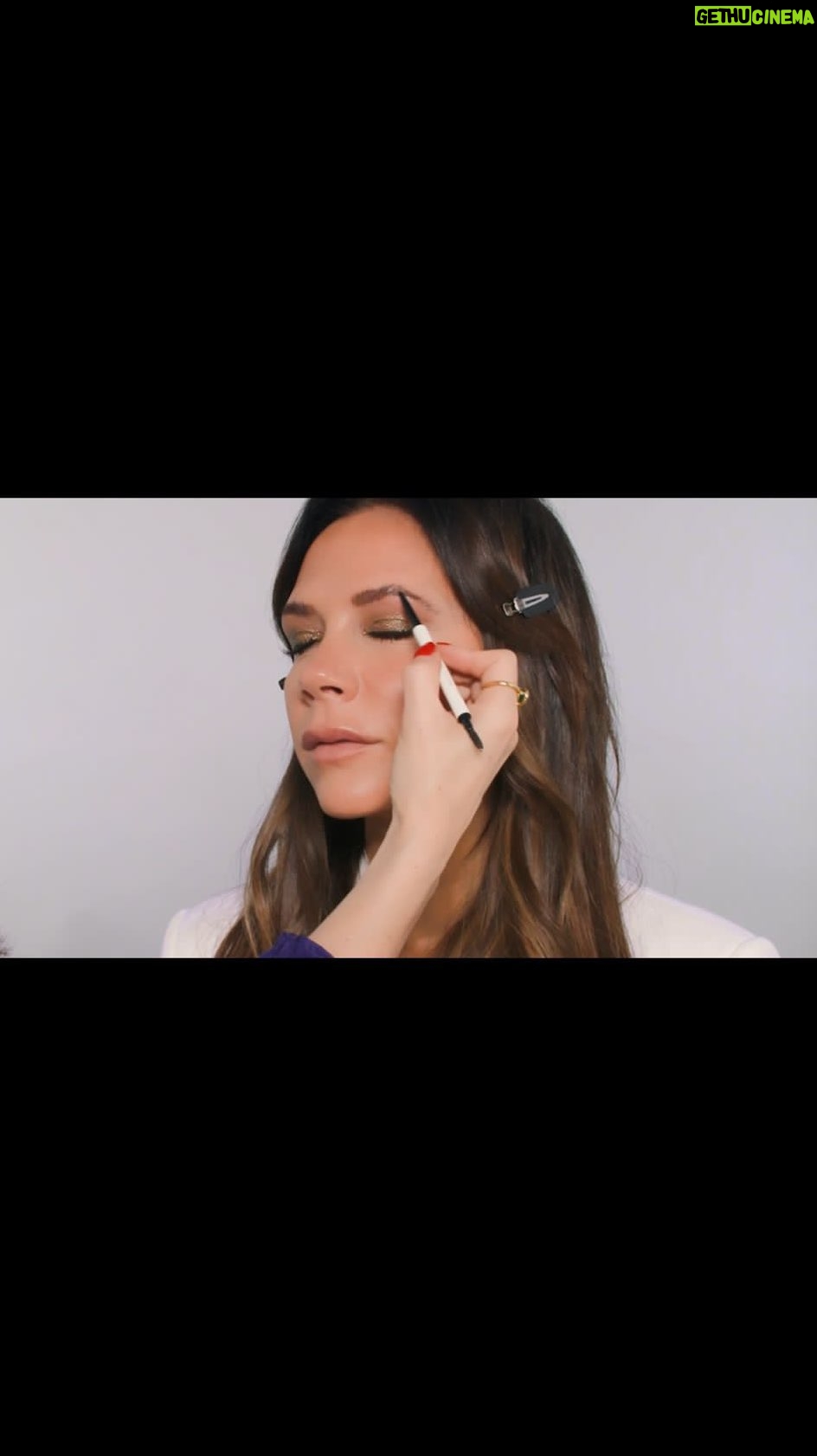 Victoria Beckham Instagram - FINALLY… I’VE BEEN INVITED TO A PARTY 🤣!!! @LisaEldridgeMakeUp I’m going to re-create this green sparkling eye from the recent video I created with Lisa for NYE. With EYEWEAR in Bottle Green as the base, LID LUSTRE in Velvet, Lisa then added SATIN KAJAL LINER in Sequin Green to define. This feels like my classic smoky eye, but with a party update! Kisses @VictoriaBeckhamBeauty xx