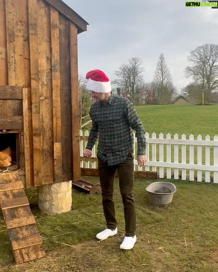 Victoria Beckham - 0.9 Million Likes - What do you get @davidbeckham for Christmas?? 🔉on 🐔