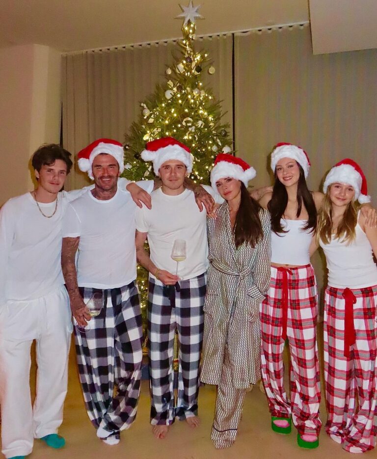 Victoria Beckham Instagram - Santa came early in Miami!!! 🎄x I love u all so much xxxx @davidbeckham @brooklynpeltzbeckham @cruzbeckham @nicolaannepeltzbeckham #harperseven we miss u @romeobeckham xx