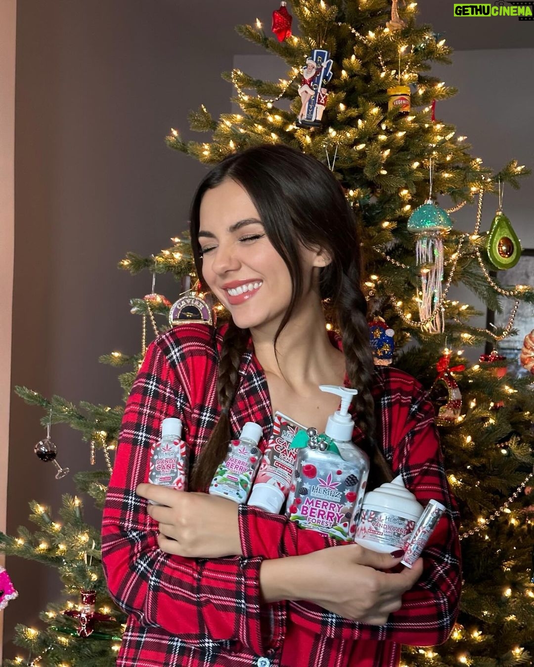 Victoria Justice Instagram - Waking up to @hempzofficial under the tree?! The perfect gifts for family and friends but don’t forget to add them to your own wishlist 😉 Share this with someone you’d want to open your Hempz gifts with this holiday season! Shop them @ultabeauty and my link in bio 🥰 #hempz #hempzpartner