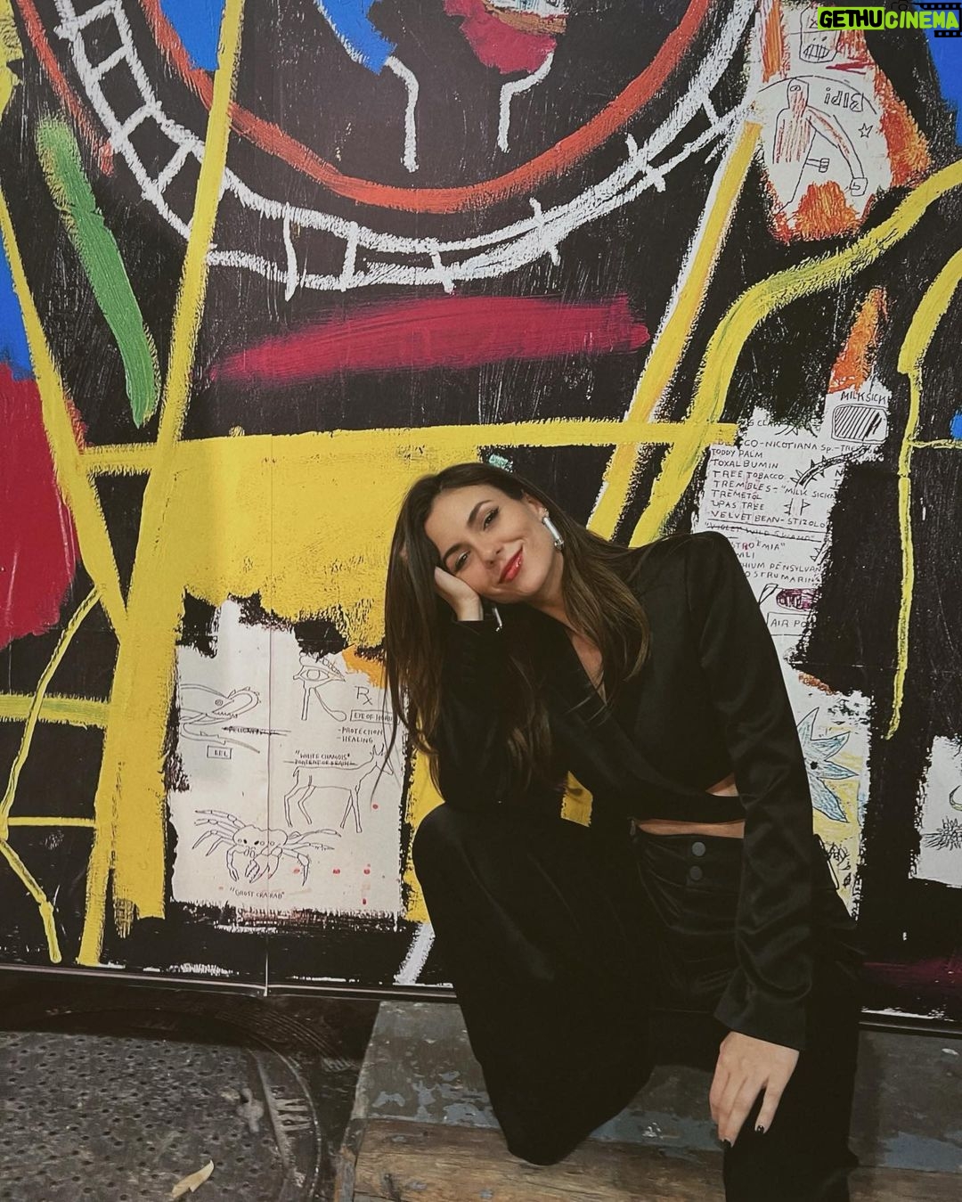 Victoria Justice Instagram - @aliceandolivia x BASQUIAT 🎨 Always so much fun stepping into your creative & colorful world @staceybendet . LOVE the new collection 🖤 New York, New York