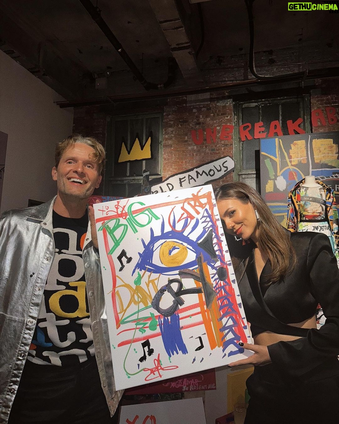 Victoria Justice Instagram - @aliceandolivia x BASQUIAT 🎨 Always so much fun stepping into your creative & colorful world @staceybendet . LOVE the new collection 🖤 New York, New York