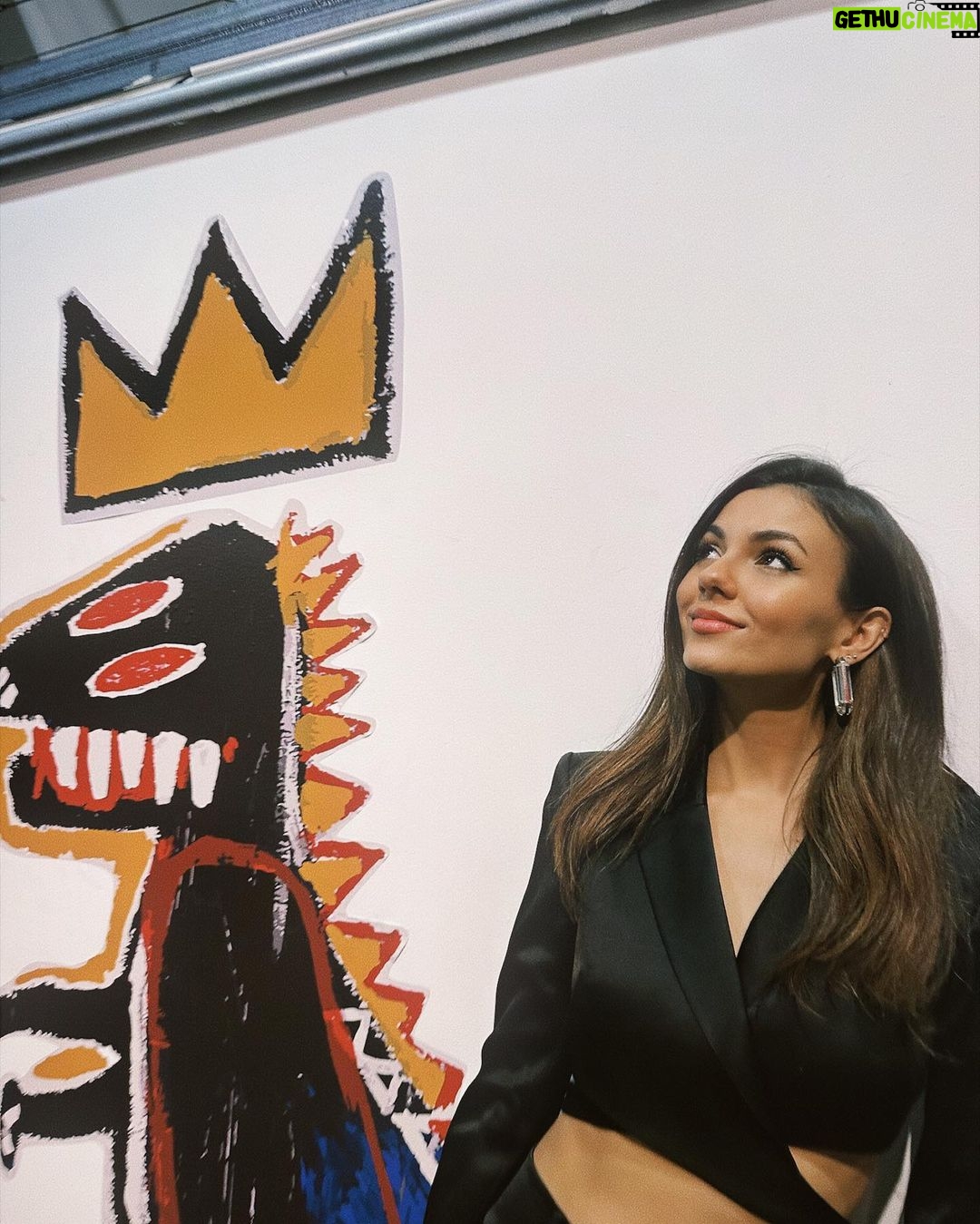 Victoria Justice Instagram - @aliceandolivia x BASQUIAT 🎨 Always so much fun stepping into your creative & colorful world @staceybendet . LOVE the new collection 🖤 New York, New York