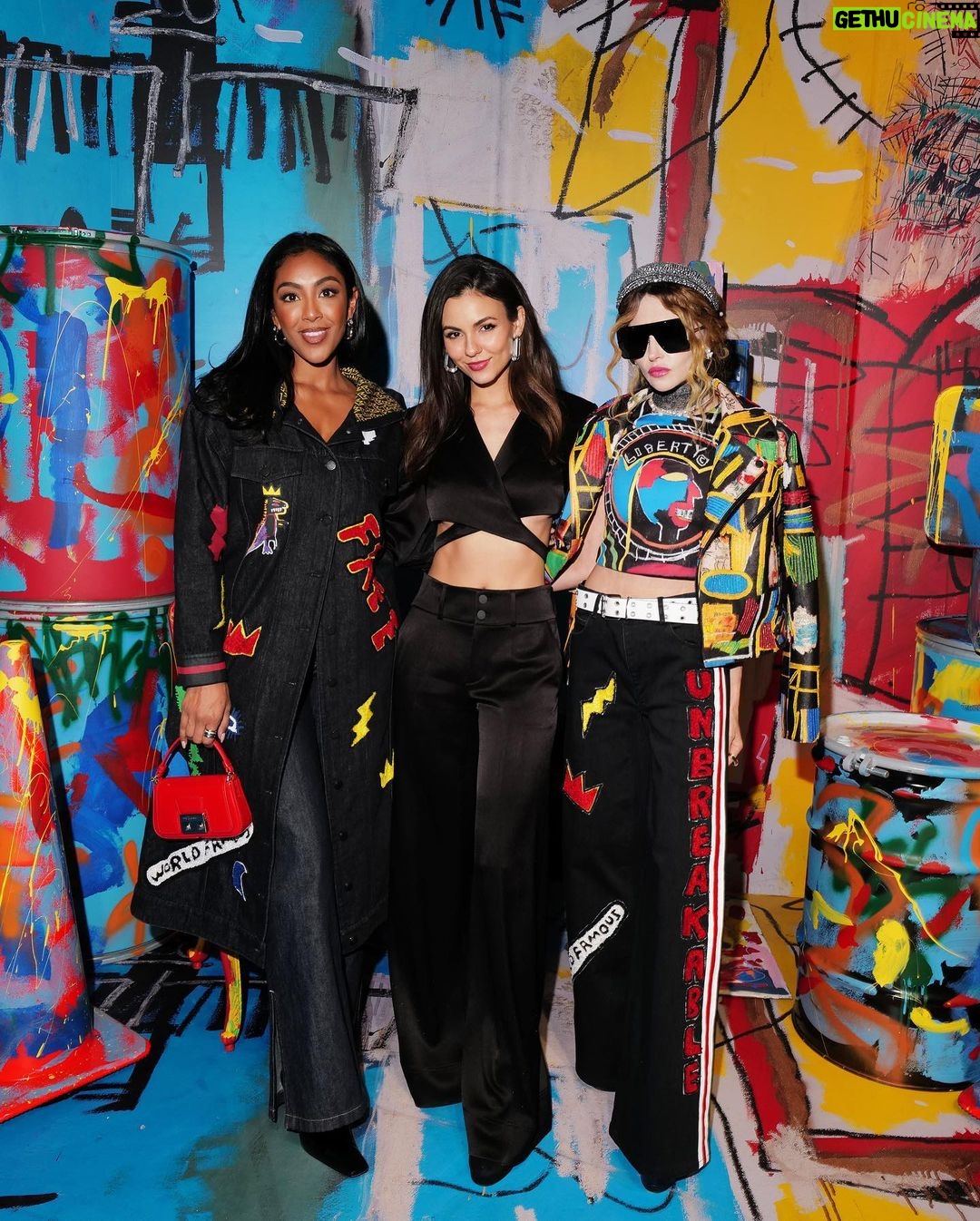 Victoria Justice Instagram - @aliceandolivia x BASQUIAT 🎨 Always so much fun stepping into your creative & colorful world @staceybendet . LOVE the new collection 🖤 New York, New York