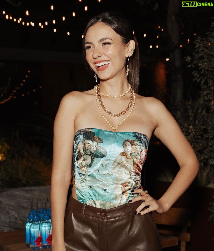 Victoria Justice Instagram - What the last slide says🙏🏼🖤 Amazing night as per usual w/ @rachelzoe & @curateur . Always such a pleasure to be surrounded by so many smart, kind, strong women. 1 Hotel West Hollywood