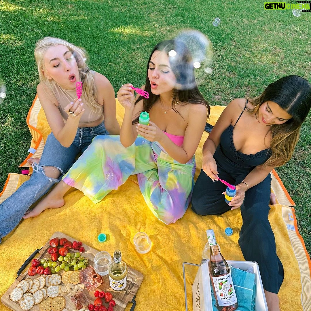 Victoria Justice Instagram - Girl time, with a twist 🥂 #YellowTailPartner #21+ I can’t get enough of the new Fresh Twist line from @yellowtailwineusa and had to share it with my girls! 💛 Peach & Mango may be my favorite flavor of the season, but honestly, they’re all so good! With only 90 calories per serving, natural fruit flavors, and a light fizz – what's not to love? Which is your favorite? 🍑 Peach & Mango 🍓Strawberry & Lime 🍍 Tropical Pineapple Visit @yellowtailwineusa and click the link in their bio to learn more and find where to buy. All Varietals Per 5 fl oz: 90 calories, 9g carbs, 0g protein, 0g fat.