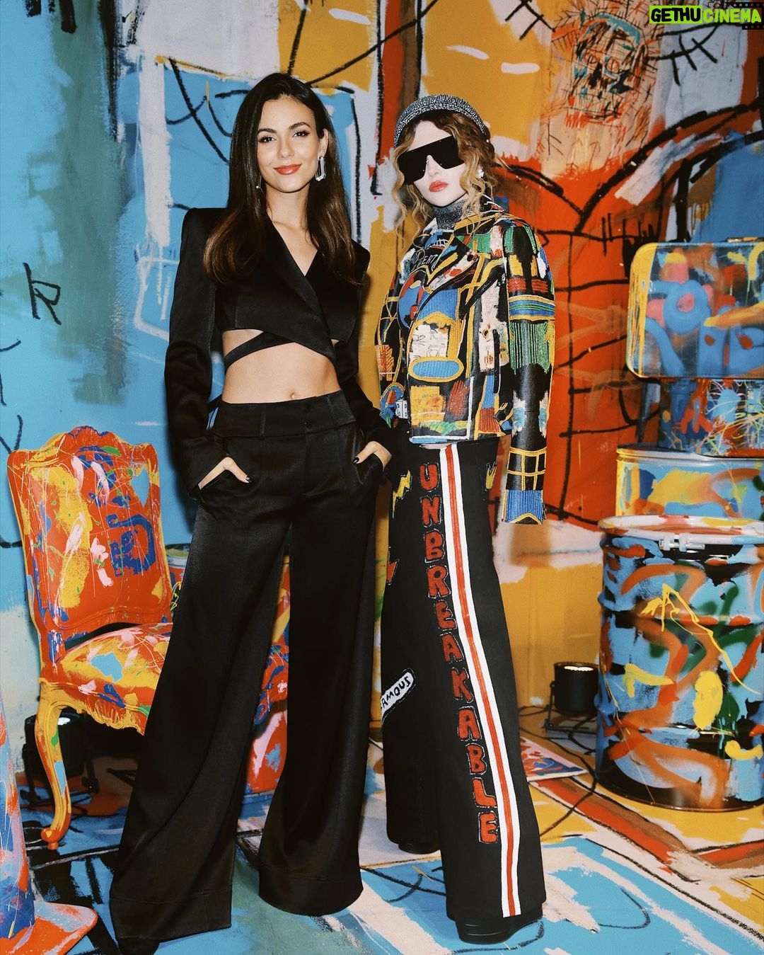 Victoria Justice Instagram - @aliceandolivia x BASQUIAT 🎨 Always so much fun stepping into your creative & colorful world @staceybendet . LOVE the new collection 🖤 New York, New York