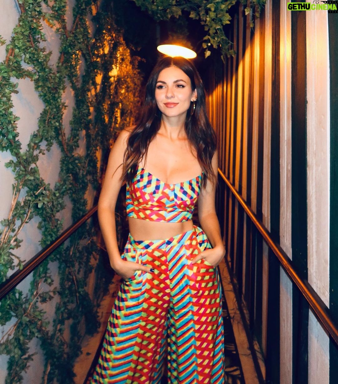 Victoria Justice - 0.9 Million Likes - Always good seeing old friends ☺️💕