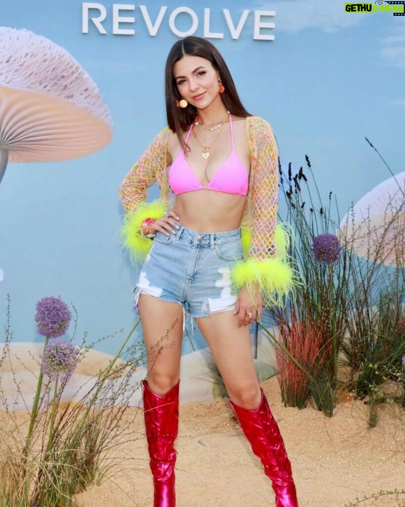 Victoria Justice Instagram - Swipe to the end for the real reason I go to any party 🤭