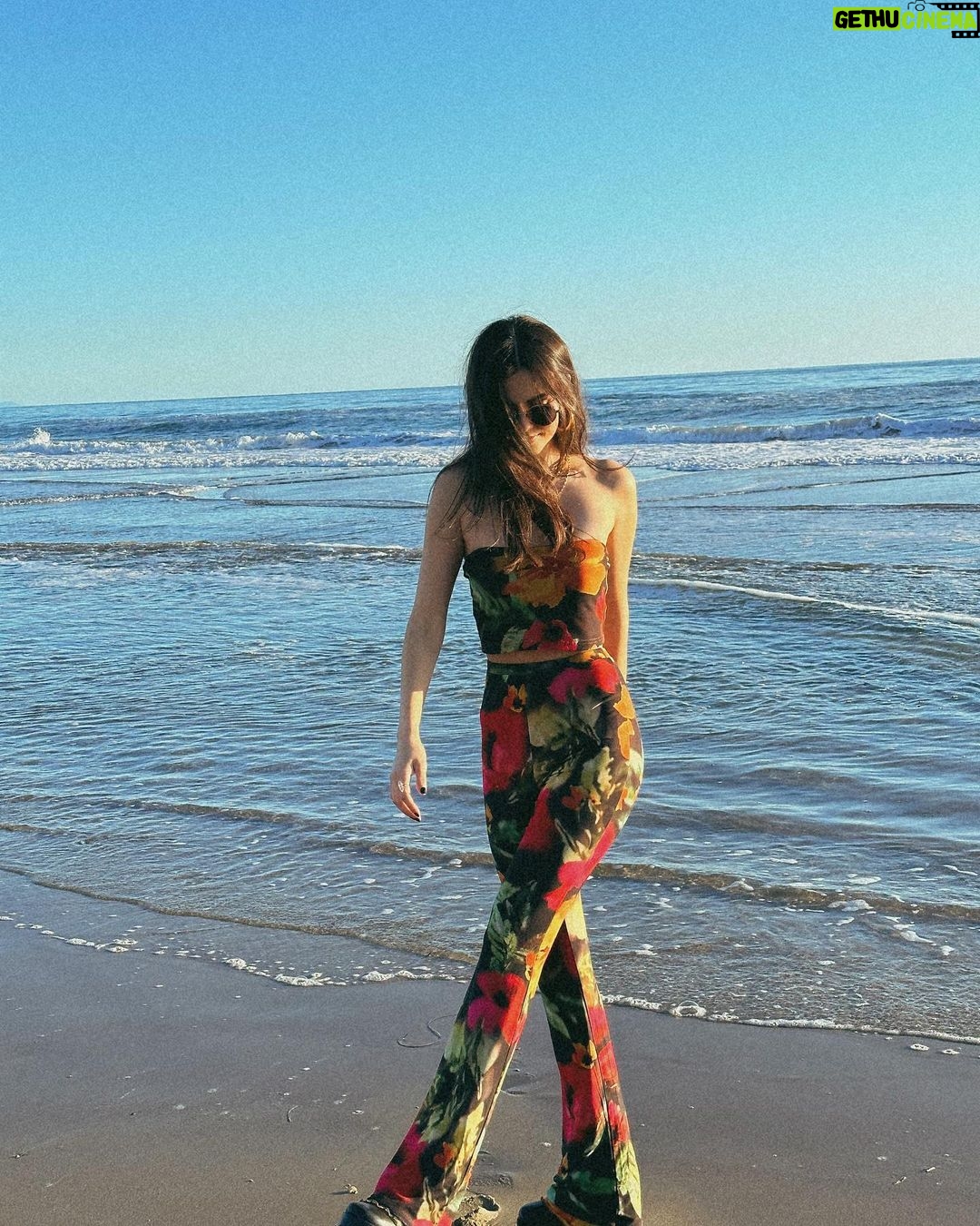 Victoria Justice Instagram - Donโt be a beach, go stream my new song #LastManStanding ๐โ๐ผ Malibu