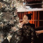 Victoria Justice Instagram - I 🖤 the holidays! Wow, @macfarlaneseth , you sure do know how to throw a party. From a full live orchestra, to falling snow… was truly one for the books 🎄