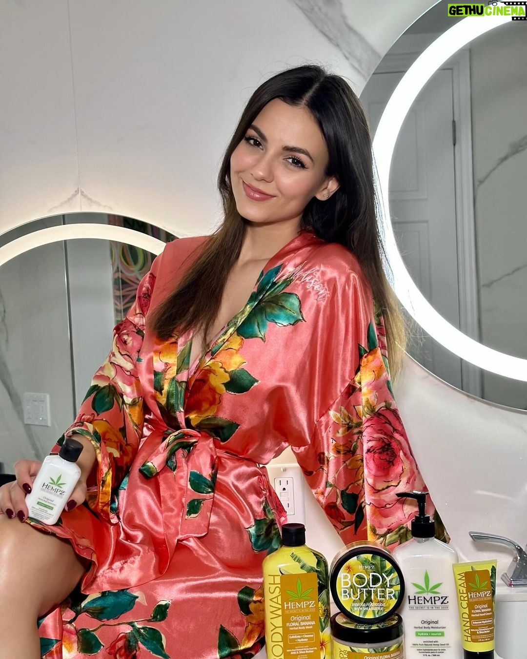 Victoria Justice Instagram - Waking up to @hempzofficial under the tree?! The perfect gifts for family and friends but don’t forget to add them to your own wishlist 😉 Share this with someone you’d want to open your Hempz gifts with this holiday season! Shop them @ultabeauty and my link in bio 🥰 #hempz #hempzpartner