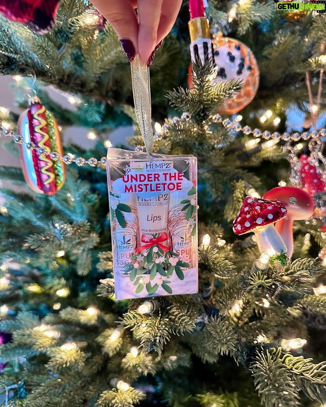 Victoria Justice Instagram - Waking up to @hempzofficial under the tree?! The perfect gifts for family and friends but don’t forget to add them to your own wishlist 😉 Share this with someone you’d want to open your Hempz gifts with this holiday season! Shop them @ultabeauty and my link in bio 🥰 #hempz #hempzpartner