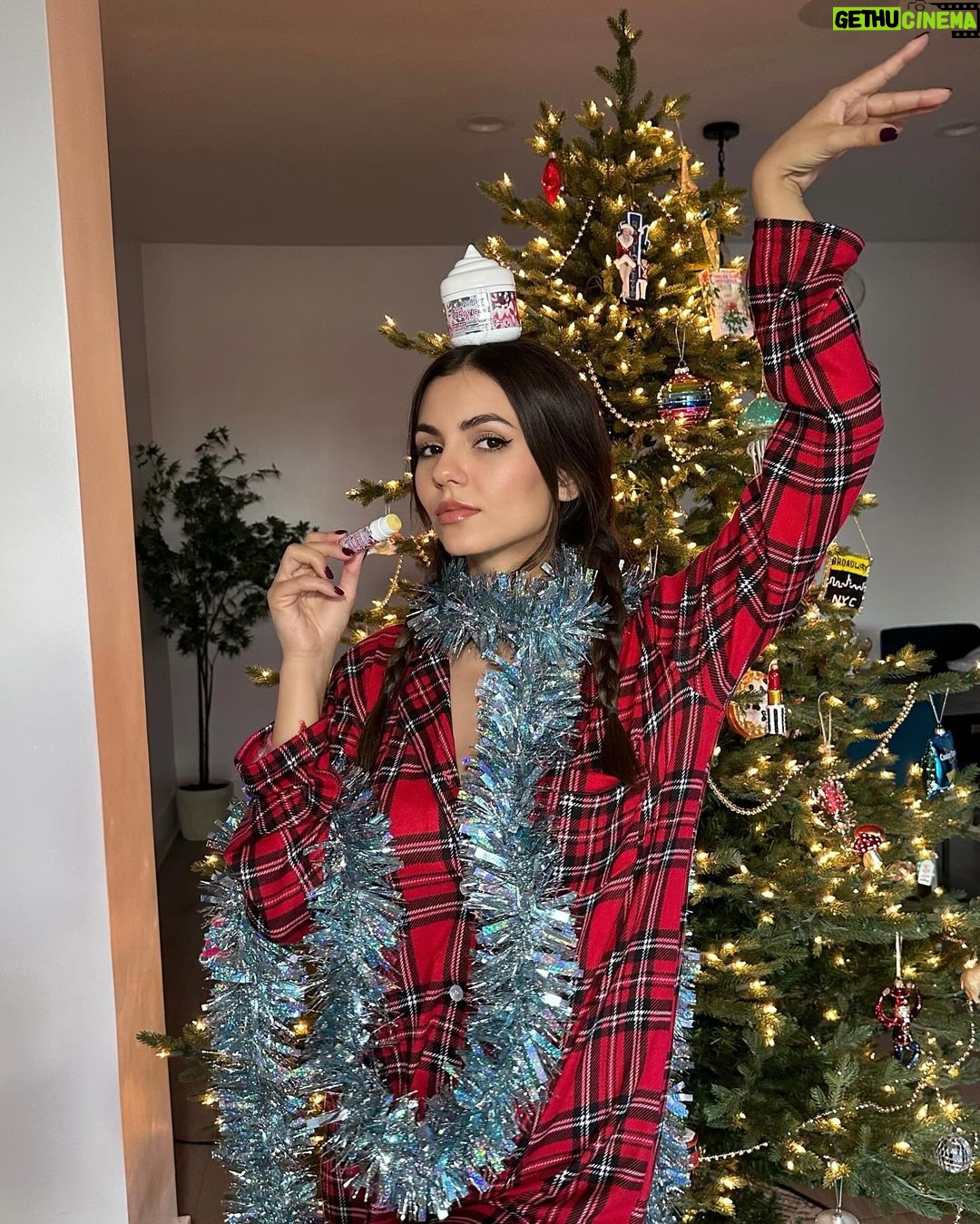 Victoria Justice Instagram - Waking up to @hempzofficial under the tree?! The perfect gifts for family and friends but don’t forget to add them to your own wishlist 😉 Share this with someone you’d want to open your Hempz gifts with this holiday season! Shop them @ultabeauty and my link in bio 🥰 #hempz #hempzpartner