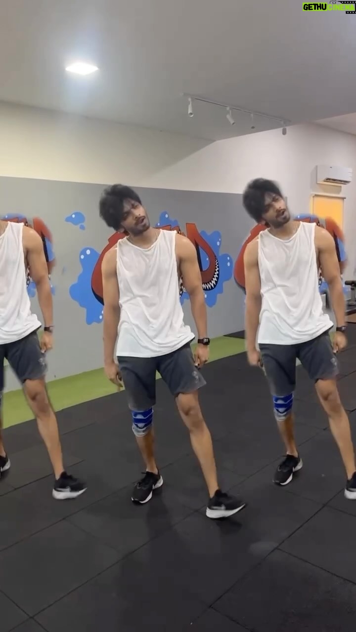 Vijay Varma - 90K Likes - EN PAARVAI UNNODU ♠️