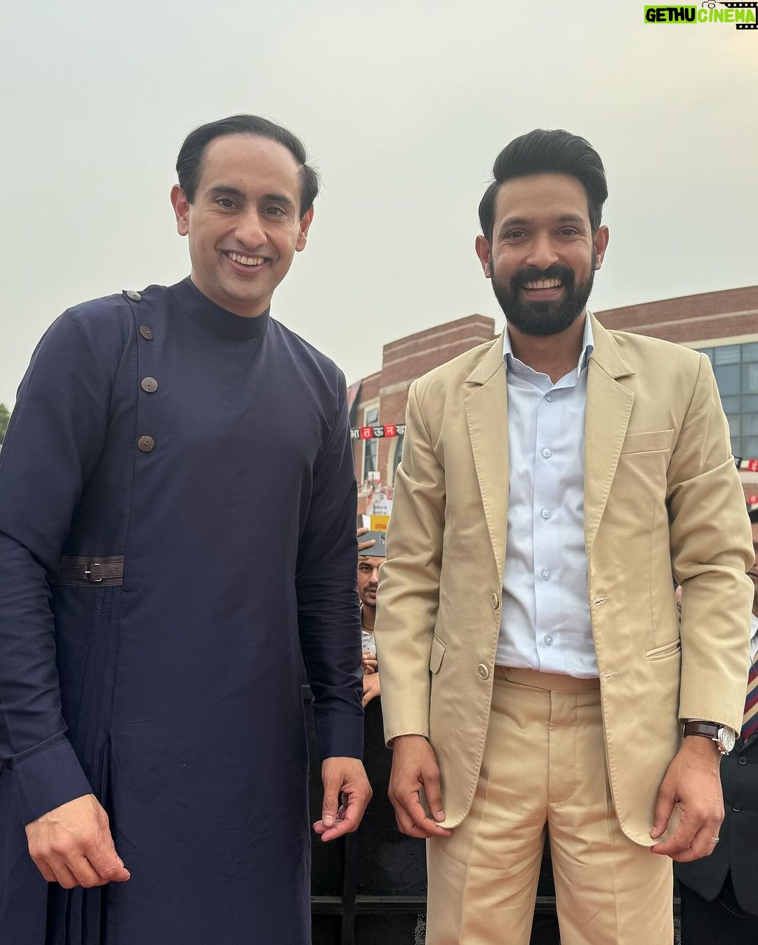 Vikrant Massey Instagram - He’s got the moves. @vikrantmassey regales the #SahityaOTT stage with his dance moves. Vikrant says he was an instructor with the @shiamakofficial troupe in his younger days. Has been receiving rave review for his portrayal of police officer Manoj Kumar Sharma in the movie 12th fail. Clearly, there’s a fun, light on his feet side to his personality that’s waiting for a chance to explode on the big screen.