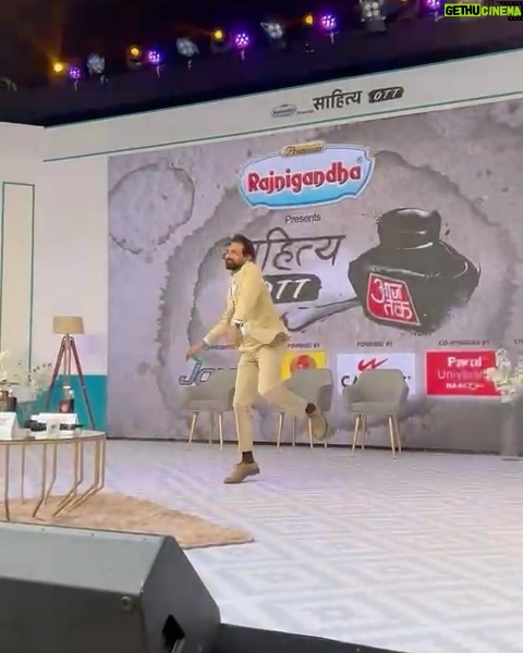 Vikrant Massey Instagram - He’s got the moves. @vikrantmassey regales the #SahityaOTT stage with his dance moves. Vikrant says he was an instructor with the @shiamakofficial troupe in his younger days. Has been receiving rave review for his portrayal of police officer Manoj Kumar Sharma in the movie 12th fail. Clearly, there’s a fun, light on his feet side to his personality that’s waiting for a chance to explode on the big screen.